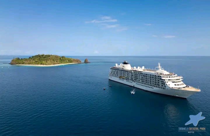 Plage paradisiaque de Madagascar avec eaux turquoises