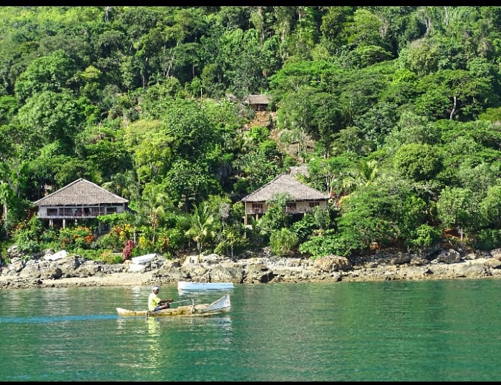 Côte tropicale de Madagascar au coucher de soleil
